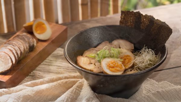 Ramen xương bò: Là món mì ramen với nước dùng được nấu từ xương bò